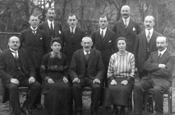 2. Rothschild Ailesi - $350 milyar dolar (1744 - … )  Rothschild Ailesi, bugün 350 milyor dolar değerindeki servetleriyle bugün dünyanın en zengin insanları konumundalar. Alman Yahudisi kökenlerine sahip olan aile, 18. yüzyılda kurmaya başladıkları Avrupa bankacılık hanedanıyla bu servete ulaştı. Mayer Amschel Rothschild 1744 yılında oluşturduğu ‘finans evi’ ile hanedanlığın temelini attı. 