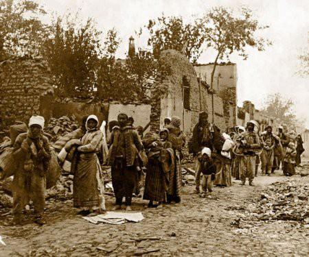 <p><span>Vahşetin yanında, Bulgaristan, Yunanistan, Sırbistan ve Karadağ'a karşı 1912 – 1913 yıllarında mücadele eden Osmanlı devleti idarecilerinin kimi zaman izlediği tutarsız politikaların faturası da ortaya konuluyor. Köyleri yağmalanan köylüler göçe zorlanıyor.</span></p>