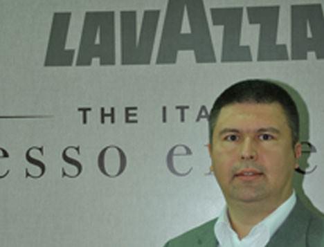 Sertaç AKYÜZOL / Lavazza Türkiye CEO’su “Kahve pazarı yüzde 100 büyüyecek” Önümüzdeki 5 yıllık dönemde kahve pazarının yüzde 100 büyümesi bekleniyor. Evde kahve tüketiminde önemli bir artış beklenmiyor. Ancak ev dışı tüketim yani kahve zincirlerinde yüzde 100 büyüme bekleniyor. Hızlı kentleşme sonucu ileriki dönemlerde kahve satışları daha da artacak. Ofislerde çalışan kişi sayısının yoğun ve buna bağlı olarak kahve tüketiminin fazla olduğu kentsel alanlar ürün çeşidinin en bol olduğu yerler olacak. Türkiye’de yılda 5 bin ton öğütülmüş kahve, 4 bin ton çekirdek