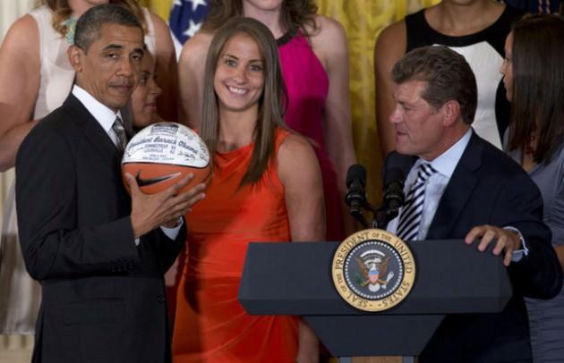 <p>NCAA Kadınlar Ligi'nde şampiyonluğa ulaşan Connecticut &Uuml;niversitesi basketbolcuları, ABD Başkanı Barack Obama ile &ccedil;ektirdikleri hatıra fotoğrafında ilgin&ccedil; bir olaya imza attı. Takımın yıldız oyuncularından Stefanie Dolson, fotoğraf &ccedil;ekimi sırasında Barack Obama'ya kulak yaptı...</p>