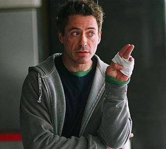 <p>Hatta bazen Aktör Robert Downey Jr'ın başına gelenler herkesi güldürdü. Uyuşturucu dozajını fazla kaçıran Downey, farkında olmadan komşusunun evine girmiş ve uyuyakalmıştı.</p>