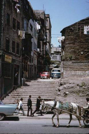 <p>Indiana Üniversitesi, Charles W. Cushman fotoğraf koleksiyonundan eski İstanbul fotoğrafları çıktı. Günümüze kıyasla daha tenha görülen İstanbul'un bu fotoğrafları 1965 yılında çekilmiş.</p>