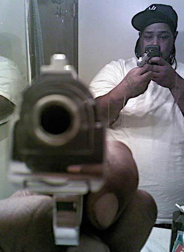 <p>Kaliforniya'da James Eliot 38'lik tabancasıyla soyguna kalkıştı. Ancak tabanca ateş etmesi gerektiği an tutukluk yaptı. James "- ne oluyor?" diye namlunun i&ccedil;ine baktı ve denemek i&ccedil;in tetiği &ccedil;ekti. Tabanca bu kez ateş aldı...</p>
