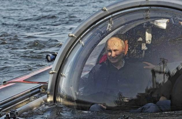 Putin, dünyanın ilk "mini deniz altı limuzini" olarak adlandırılan beş kişilik C-Explorer-5 ile denizin 60 metre kadar altına indi.  12 dakikada enkaza ulaşılırken, geminin iç kısım ve silahlarının fazlaca zarar görmediği ifade ediliyor.