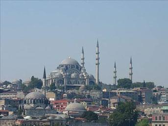 İstanbul Süleymaniye Camii Süleymaniye Camii, Kanuni Sultan Süleyman adına 1551-1558 yılları arasında inşa edilmiştir.