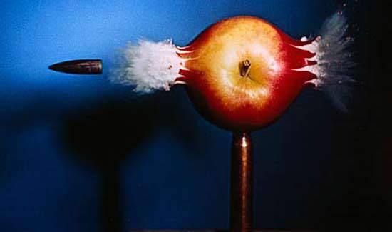 <p>İlk yüksek hız fotoğrafı 1940 tarihinde profesör Harold Edgerton, elmayı delip geçen kurşunu fotoğraflamayı başardı. Kaynak: Dünyanın ilk fotoğraf çekimleri fotoğraf tarihi fotoğraf belgeseli</p>