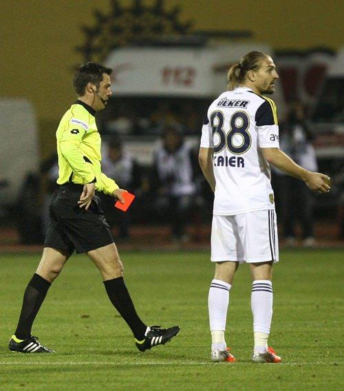 <p>Hatta Ko&ccedil; &Uuml;niversitesi'nde katıldığı bir konferansta 'Lan' yazılı pankartlar a&ccedil;arak protesto etti. Aradan uzun bir s&uuml;re ge&ccedil;ti. Bu pazar g&uuml;n&uuml; Fırat Aydınus, Aleks Taş&ccedil;ıoğlu, Cem Satman ve 2 hakem daha Marmara &Uuml;niversitesi Anadoluhisarı Kamp&uuml;s&uuml;'nde antrenman yapmak i&ccedil;in hazırlık yaparken o sırada basket oynamak i&ccedil;in oraya gelen 3 Fenerbah&ccedil;eli gen&ccedil;le denk geldiler...</p>