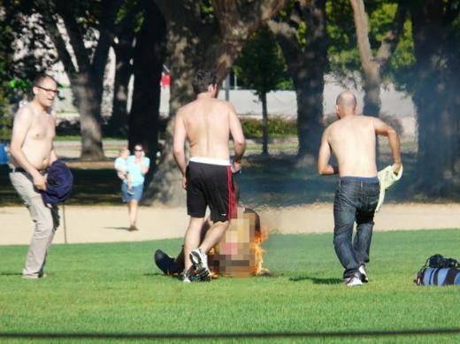 Polis ve itfaiye yetkilileri, başından aşağıya benzin d&ouml;kerek kendini ateşe veren kişinin, &ccedil;evredekilerin m&uuml;dahalesinin ardından havayoluyla hastaneye kaldırıldı.