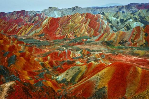 Usta bir ressamın ellerinden çıkmış yağlı boya tabloları andıran bu kareler aslında üzerinde ufak bir oynama bile olmayan fotoğraflar. Çin’in Gansu eyaletindeki Niciaying kasabasının Nantaizi köyünde bulunan bu tepelerin her şeyi doğal. Kırmızı kumtaşı katmanlarından oluşan bu arazi zaman içinde dik yamaçlar ve benzersiz kaya oluşumlarından meydana gelen dağlık bir araziye dönüşmüş. Bu tarz bir kaya oluşumu sadece Çin’de bulunuyor.