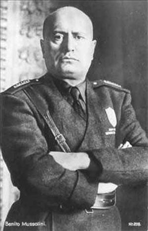 <p>Gelelim onu nihayet “Dolandırıcıların Feriştahı” yapan hikâyeye; meğer 1935’te yine hapisken bir mektupla Mussolini'yi dolandırmış Eyüplü. Hapishanede kasa hırsızı bir İtalyanla tanışmış. Onu kafaya alıp Mussolini’ye bir mektup yazmış: "Sayın Mussolini ben sizi çok seven, fikirlerinizi çok takdir eden bir Türk’üm. Antalya’nın sizin hakkınız olduğunu savunduğum için hapis yatıyorum. Yardımınıza muhtacım..." Mektup postalandıktan bir ay sonra İtalyan Başkonsolosu İstanbul Valisine müracaat ederek, Eyüplü Halit’i ziyaret etmek için izin istemiş. Kendisine “bu kişi dolandırıcıdır” deseler de dinletememişler. Konsolos Mussolini’nin emri gereği getirdiği yüklüce bir parayı cezaevine giderek elleriyle Eyüplü Halit’e teslim etmiş. Eyüplü, 68 gelin adayını dolandırdıktan birkaç ay sonra yakayı ele vermiş. Ünlü dalavereci polis işkencehanesinde çürütülmüş ve nihayet cezaevinde ölmüştü.</p>