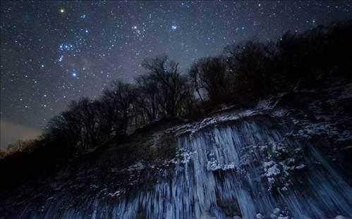 Dünya ve uzay kategorisinin birincisi bu kare Japonya`nın Nagano şehrinde çekildi. Fotoğrafta gökyüzünde Orion, Taurus ve Pleiades yıldız kümeleri net bir şekilde görülebiliyor.