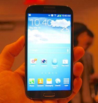  Galaxy S4'ler kablosuz olarak da şarj olabilecek. Kablosuz şarj pad'i sayesinde kullanıcılar telefonlarını prize takmadan kolayca şarj edebilecek. 