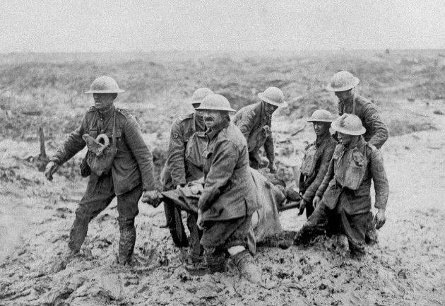 <p>25. Dize kadar batan çamur içerisinde Britanya askerleri yaralı taşırken<br />
<br />
20 Ağustos 1917. </p>
