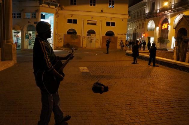 G&ouml;&ccedil;menlerin arasında &ouml;yle birileri var ki, d&ouml;nebilecekleri bir vatanları bile yok. Ne hayata karışabiliyorlar istediklerinde ne de hayatın ger&ccedil;eklerinden uzaklaşabiliyorlar. R&uuml;yalarını s&uuml;sleyen Avrupa topraklarında arafta bir hayat onlarınkisi. G&ouml;&ccedil;menlerin y&uuml;zde 80&rsquo;i Yunanistan&rsquo;da ge&ccedil;ici bir belgeyle kalıyor. Asıl hedefleri, m&uuml;lteci stat&uuml;s&uuml;nde diğer Avrupa &uuml;lkelerine gitmek. Ama BM ve AB buna izin vermiyor. M&uuml;ltecilik başvurusunun cevabını 10 yıl bekleyenler bile var. Ama işsiz bir g&ouml;&ccedil;men, bu bekleyişe en fazla 3 ay dayanabiliyor.
