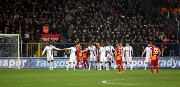 <p>Galatasaray'ın duran top kullandığı pozisyonlarda Karabüksporlu futbolcular el ele tutuşarak hiza almaya çalıştı.</p>