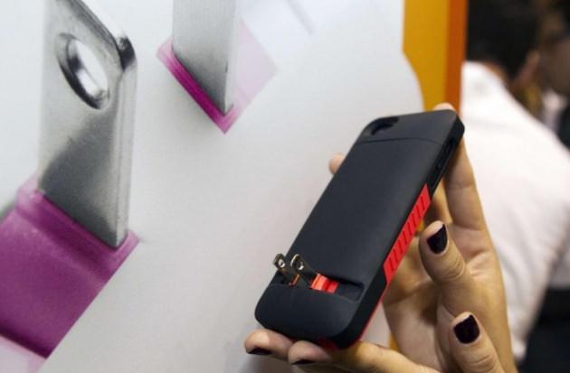 <p>CES’in en dikkat çeken ürünlerinden biri de iPhone’da ekstradan şarj aleti kullanımını ortadan kaldıran yeni kılıf oldu. Prong iPhone adıyla tanıtılan ürün, 60-70 dolar arasında bir fiyata satılıyor. iPhone bu kılıfla birlikte direkt prize sokulduğunda, kendi kendini şarj ediyor.</p>