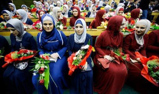 <p>Gazi H&uuml;srev Bey Camisi'nde yapılan mezuniyet t&ouml;reninde konuşan Medrese &ouml;ğretmenlerinden Mirzet Hamzi&ccedil;, 476 yıl &ouml;nce kurulan medresenin 463'&uuml;nc&uuml; d&ouml;nem erkek, 31'inci d&ouml;nem kız &ouml;ğrencilerini mezun ettiğini belirtti.</p>