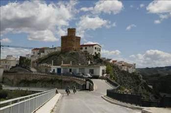 <p>Lijar vs. Fransa 1883 yılında İspanya Kralı 12. Alfonso, Paris&rsquo;e ziyareti sırasında halk tarafından hakaretlere ve hatta birka&ccedil; saldırı girişimine maruz kaldı. Bunu duyan İspanya&rsquo;nın g&uuml;neyinde ufak bir kasaba olan Lijar&rsquo;ın Belediye Başkanı Don Miguel Garcia Saez, Fransa&rsquo;ya karşı savaş a&ccedil;tı.</p>