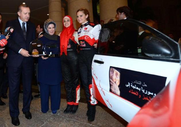 Doha'da Katar Emiri Şeyh Hamad Bir Halife El Tabi ve Katar Başbakanı Hamad Bin Casım El Tani ile g&ouml;r&uuml;şecek olan Başbakan&rsquo;ı, kalacağı otelin kapısında T&uuml;rk ralliciler karşıladı.