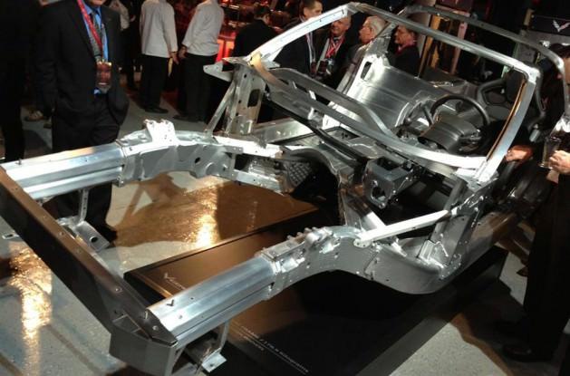 Corvette Stingray'in alüminyum şasisi önceki Corvette’e göre yüzde 57 daha sıkı ve 45 kg daha hafif.