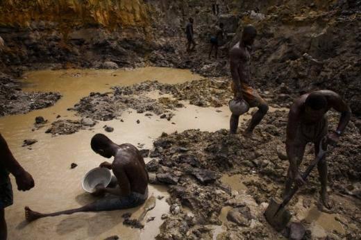  Geriye kalan 12 &uuml;lkeden 7'sinin gelişmekte olan, 5'inin ise geri kalmış &uuml;lke olması altın &uuml;reticisi &uuml;lkelerin, s&ouml;z konusu madenden yeterince faydalanılamadığı tezini kuvvetlendiriyor.