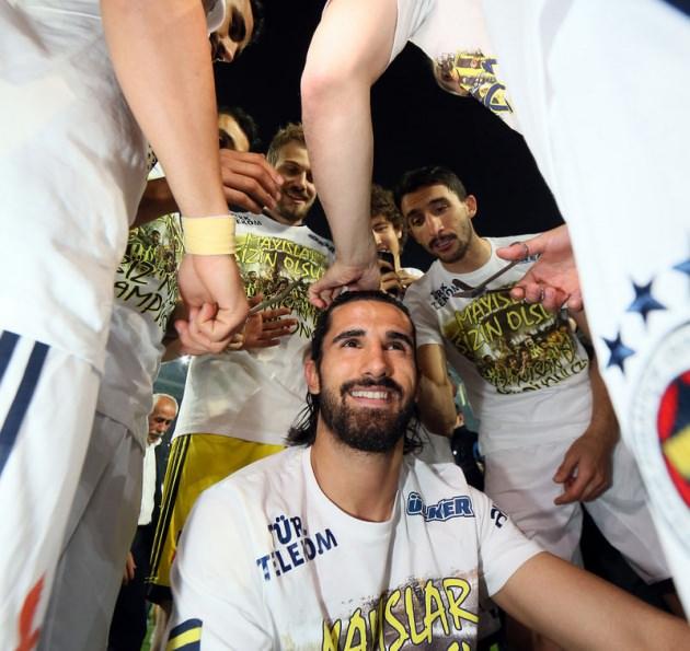 <p>Fenerbahçeli futbolcular, sahadaki kutlamalar sırasında takım arkadaşları Alper Potuk'un saçından bir bölüm kestiler.</p>