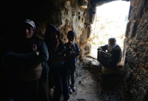 <p>Givin b&ouml;lgesindeki mağaralar, i&ccedil;inde tuvaletin ve banyonun olmadığı şartlarda yaşama tutunmaya &ccedil;alışan y&uuml;z kadar Filistinli bedeviye ev sahipliği yapıyor. &Ccedil;evreye yayılmış irili ufaklı pek &ccedil;ok mağarada yaşayan Filistinliler, koşullara ayak uydurmuş durumda.</p>