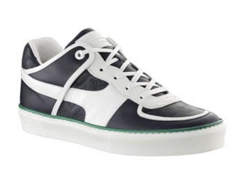 SNEAKER’INIZ OLSUN: Genç yaşlı herkesin çok sevdiği sneaker’lar artık erkeklerin en önemli parçaları haline geldi. Hâlâ sneaker’ınız yok mu? Günlük tişörtlerle veya gömleklerle tamamlayabileceğiniz sneker’ları bazı erkekler takım elbisenin altına da giyebiliyor. Ancak bizim tavsiyemiz sınırları zorlamamanız yönünde. Sneaker’ları pilililerle değil spor pantolonlarla, kargo şortlarla veya jean’lerle kombine edin.