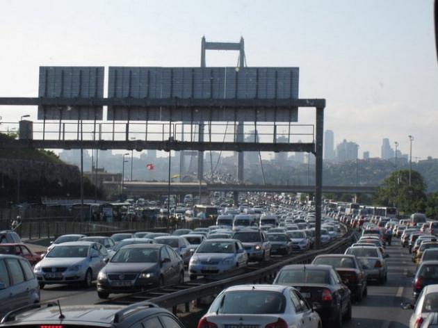 <p>A&ccedil;ıklamada, aynı g&uuml;n saat 10.00-13.00 arasında Y&uuml;ksek &Ouml;ğretime Giriş Sınavı (YGS) yapılacağından, &ouml;ğrenci ve velilerin mağdur olmaması i&ccedil;in sınavın başlama saatinden sonra makul bir s&uuml;reye kadar bu yolların trafiğe kapatılmayacağı ifade edildi.</p>