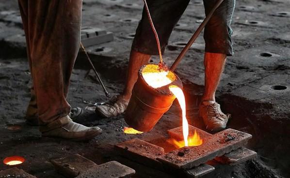 1600 derece sıcaklığa ulaşan ocağın karşısında çalışan işçiler tüm riskleri göze alarak ateşin korkutucu görünümüne rağmen mesleklerinden vazgeçmiyor.