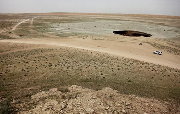350 bin km karelik alanıyla dev bir çöl olan Karakum’da görenleri korkutan, devasa bir delik yer alıyor.