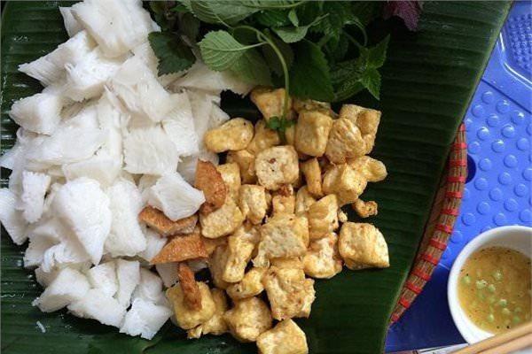 <p><strong>Vietnam</strong><br />
Bir porsiyon 'bun duo' (soğuk pirinç eriştesi, kızarmış tofu, yeşillik)</p>