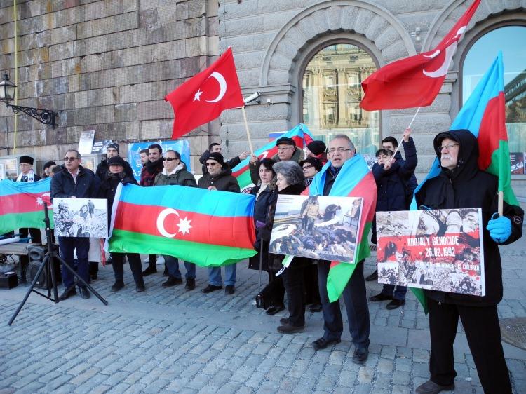 <p>Hocalı Katliamı 25. yılında İsveç Parlamentosu önünde anıldı.</p>
