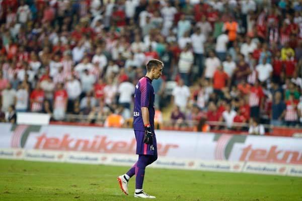 <p>Eto, Muslera'dan çalım yemeyi alışkanlık haline getirmiş.</p>
