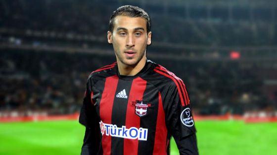 <p><strong>Cenk Tosun</strong><br />Selçuk Yula'ya Allah'tan rahmet ailesine ve sevenlerine sabır dilerim...</p>