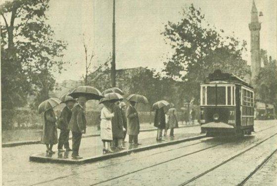 <p>Sultanahmet arkadaki cami Firuzaga camisi...Kasım 1931</p>