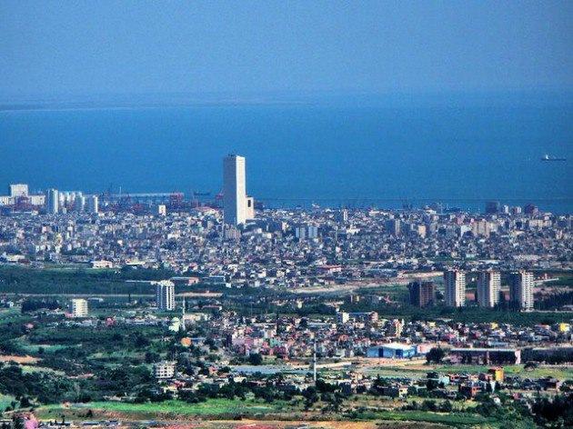 <p>MERSİN</p>
<p> </p>
<p>Mersin'de CHP, MHP ve AK Parti birer puan ile birbirlerini takip etti. 1 milyon 185 bin seçmeni bulunan Mersin'de bin 200 denek üzerinde yapılan araştırmada CHP yüzde 29 ile birinci gelirken, MHP yüzde 28 ile ikinci, AK Parti ise deneklerin yüzde 27 oyunu alarak üçüncü sırada yer aldı.</p>