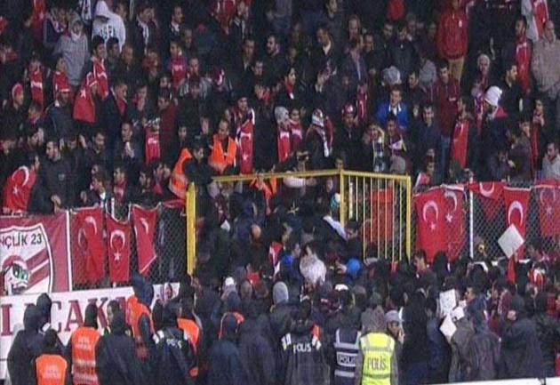 Atatürk Stadı'nda tribünlerde yer alan taraftarlar bir anda bulundukları tribünleri hızlı bir şekilde boşaltmaya başladı.