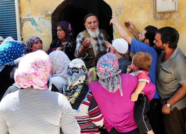 Gaziantep'te gıda ticaretle uğraşan Mehmet Tunalı, oturduğu Ulucanlar Mahallesi'nde Ramazan ayında her cuma g&uuml;n&uuml; ihtiya&ccedil; sahibi 100 kişiye 1 kilo et ve 1 kilo bulgurdan oluşan gıda yardımı dağıtma kararı aldı. Tunalı, aldığı kararın ardından evinin depo olarak kullandığı b&ouml;l&uuml;m&uuml;nde poşetlere koyduğu gıda yardımını akşam saatlerinde dağıtmak istedi.