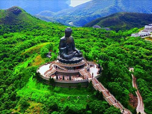 Hong Kong'un Lantau adasında Tian Tan Buddha heykeli