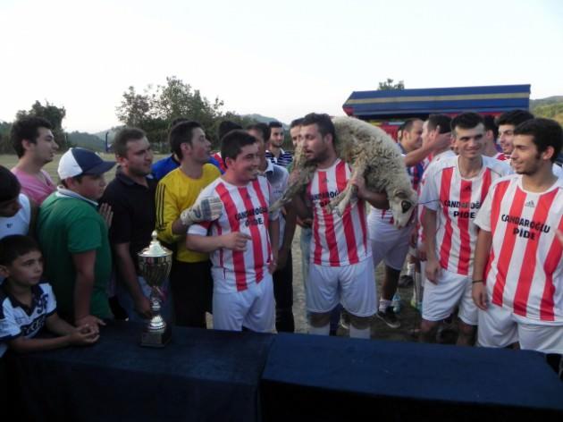 <p>Zonguldak'ın Ereğli ilçesine bağlı Bayatspor Kulübü tarafından düzenlenen Bayram ve Dostluk Turnuvası sona erdi. Turnuvayı Tepeören takımı kazanırken, dereceye giren takımlara koyun, koç ve keçi hediye edildi.</p>