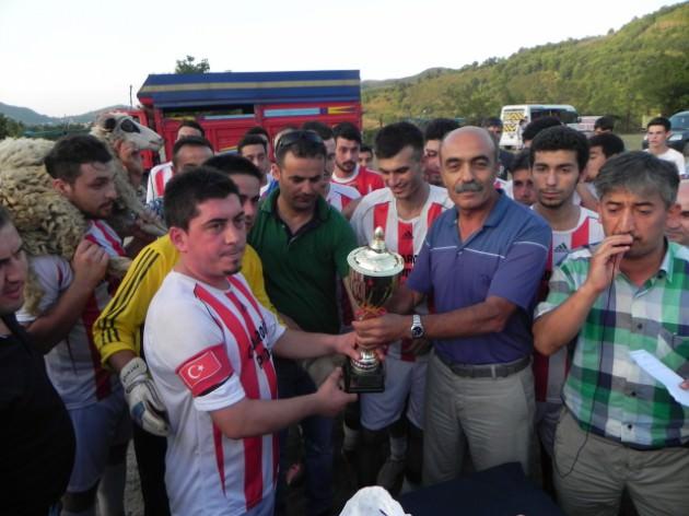 <p>reğli İlçesine bağlı Sücüllü Köyü'nde gerçekleştirilen ve 8 takımın katıldığı Bayatspor Kulübü Bayram ve Dostluk Turnuvası oynanan final karşılaşmasıyla sona erdi.</p>