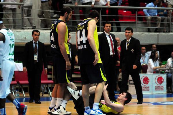 Pınar Karşıyaka, sahasında Fenerbahçe Ülker'i 81-78 mağlup ederek seriyi 2-0'a getirdi ve playoff yarı finaline çıktı.