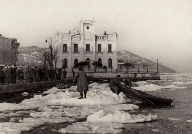 <p>Sarıyer (Ocak 1954)Tuna Nehri'nden kopan buz parçaları istanbul Boğazı'nda...</p>