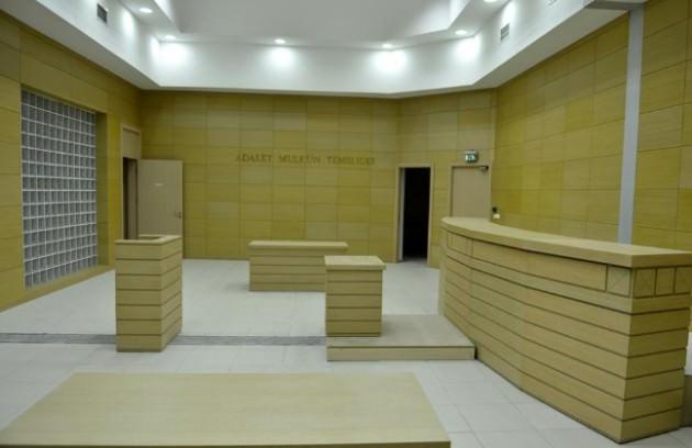 Anadolu yakasının adliyelerini bir araya getirecek adliye binasında 326 savcı odası, 298 mahkeme salonu, 51 icra dairesi yer alırken, 500 ve 180 kişilik 2 tane konferans salonu, 2 bin 600 araçlık otopark, 2 bin 200 kişilik yemekhane ve 180 kişilik kreş bulunuyor.