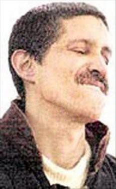 <p>Adana’dan kaçarken bindiği otobüs Ankara’da mola verdi. Simit alacaktı; ancak cebinde parası yoktu. Tanımadığı birinden para istedi, vermeyince adamı izleyip tenha bir köşede şişleyerek öldürdü. Cinayeti gören bir adamı da kovaladı, yakalayıp boğazından keserek hayatına kıydı. Harçlık vermedi diye ağabeyinin dükkanını yaktı. Ayrıca yakın akrabalarından ikisinin daha evini yaktı. Silivri’deki babasını öldürmek için evini bastı, baba Selim pompalı tüfekle ateş ederek Yavuz’un elinden kurtuldu. Buradan Balıkesir Edremit’e anneannesinin yanına kaçtı. 3 gün birlikte kaldığı anneannesi annesiyle ilgili hoşuna gitmeyen bir söz söyleyince kristal kül tablasını başına vura vura öldürdü. Olayı duyan anne 2 gün sonra kalp krizinden öldü.</p>