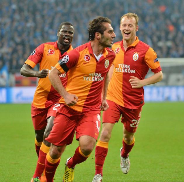 Daha önce birçok topu direkten dönen yıldız oyuncu bu sefer muhteşem bir gol atınca Twitter adeta yıkıldı.