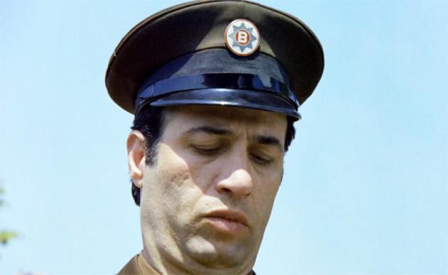 <p>şimdi ben buraya neden çıktım? niçin çıktım? nasıl çıktım? bunu izaha gerek yok gördünüz, yürüdüm çıktım! ama, çıkmamış da olabilirim. çıkmışsam çıkmışımdır, çıkmamışsam çıkmamışımdır. görünen köy... uzakta değildir buraya çıktıksa sonradan çıkmadık mı dedik? bunlar bi takım uydurma laflardır...<br />
sahi ya ben buraya neden çıktım? kim çıkardı ulan beni buraya?!</p>