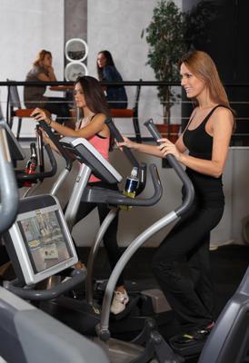 SPOR - Günümüzün en önemli trendlerinden biri sağlıklı yaşam. Sağlıklı yaşamın olmazsa olmazlarından biri de spor. İnsanların giderek bilinçlenmesi ve sağlığa verilen önemin artması ile birlikte spora olan ilgide de gözle görülür bir artış yaşanıyor. Son yıllarda özellikle büyük şehirlerde peşi sıra açılan spor kulüplerinin yüksek doluluk oranına ulaşması da bu resmi destekleyen bir gelişme olarak dikkat çekiyor. Bundan 10 sene önce yaklaşık 10 bin adet olan tenis raketi pazarının bugün 50 binli rakamlara ulaşmış olması bu gelişime bir örnek olarak gösterilebilir. Bununla bağlantılı olarak spor giyim pazarını da hızla büyüyor. Son 10 yıldır çift haneli büyüyen pazarın toplam büyüklüğünün 1 milyar Euro’ya yaklaştığı tahmin ediliyor.