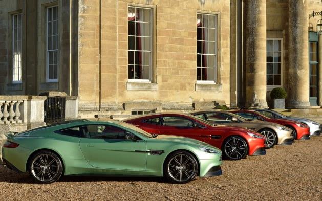 <p><strong>9. Aston Martin Vanquish</strong></p>
<p>İngiltere kökenli Aston Martin'in Vanquish modelinin 565 beygir, 6.0 litre hacimli bir V-12 motoru bulunmakta. 100 km/saat hıza 4.1 saniyede ulaşmakta.</p>